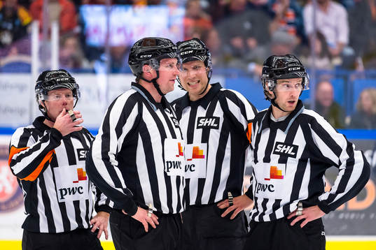 Domare Pehr Claesson och Aleksi Rantala med Linjemännen