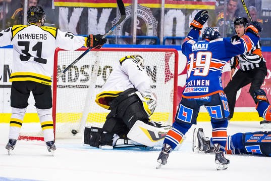 Brynäs målvakt Felix Sandström ser pucken gå in bakom
