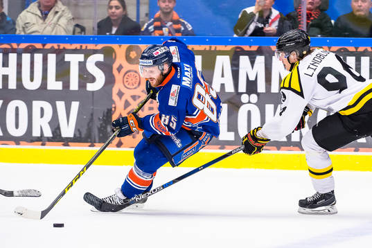 Växjös Liam Reddox jagas av Brynäs Oskar Lindblom