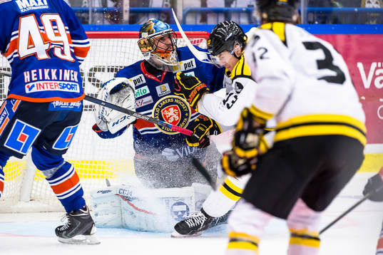 Brynäs Sondre Olden krockar med Växjös målvakt