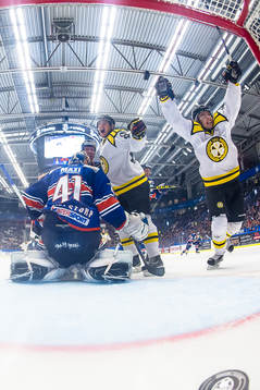 Brynäs Adam Brodecki och Oskar Lindblom jublar