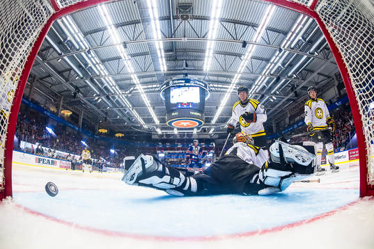 Brynäs målvakt Felix Sandström, Mattias Nörstebö och