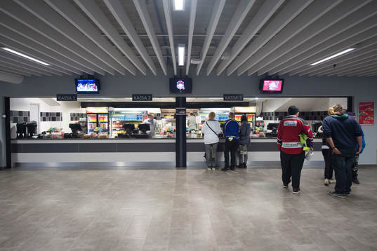 Besökare handlar varor i en kiosk