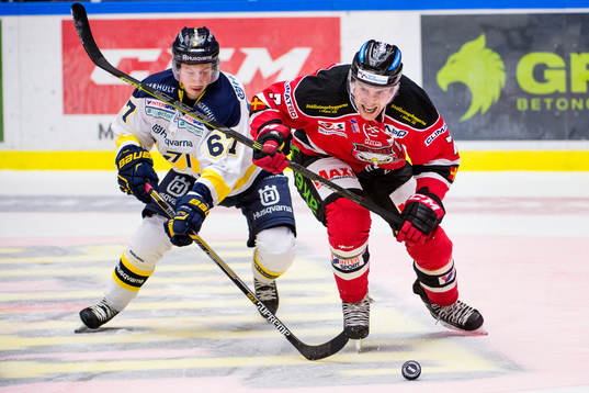 s Christoffer Törngren jagar Malmö Redhawks Nils Andersson