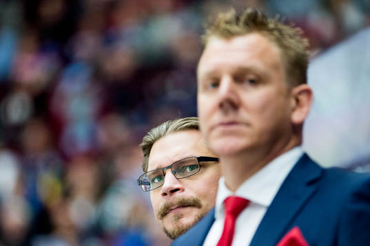 Malmö Redhawks tränare Björn Hellkvist skymtar fram