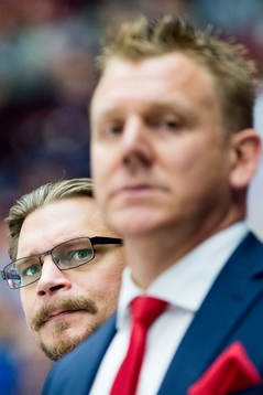 Malmö Redhawks tränare Björn Hellkvist skymtar fram