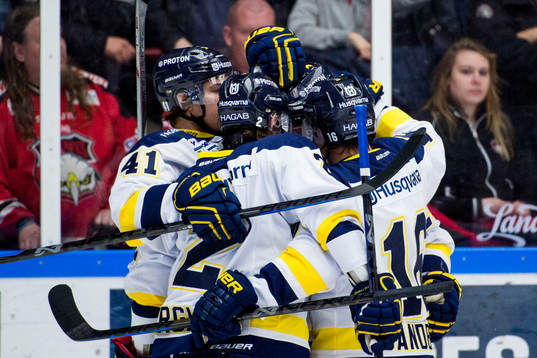 s spelare firar att Anton Bengtsson gjort 1-1