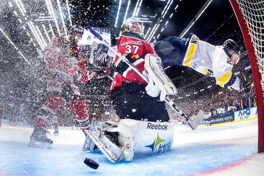 Malmö Redhawks målvakt Jonas Gunnarsson ser  pucken från
