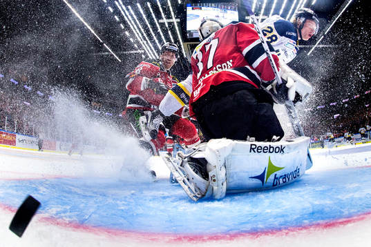 s Anton Bengtsson gör 1-1 bakom Malmö Redhawks målvakt