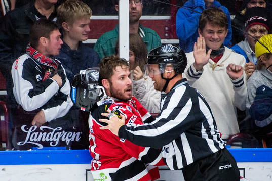 Malmö Redhawks Joey Tenute skjuts undan från ett bråk av