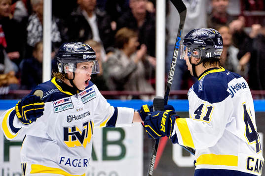 s Chris Campoli jublar med Niklas Hansson (tv)