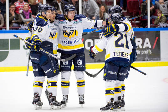s Chris Campoli jublar med Niklas Hansson, Ted Brithén,