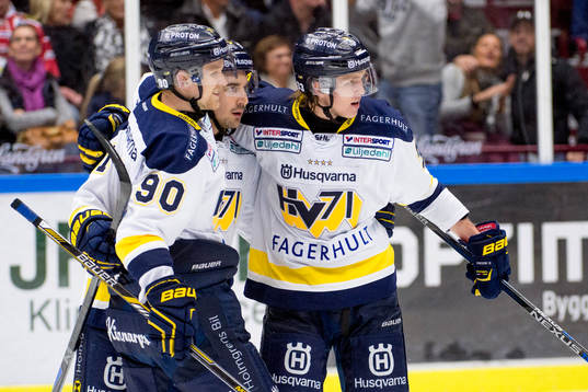 s Chris Campoli jublar med Niklas Hansson och Ted Brithén