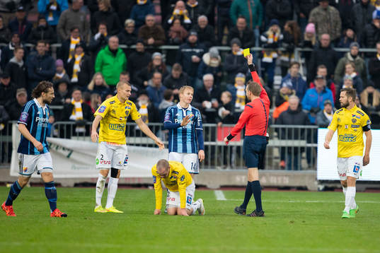 Djurgårdens Elliot Käck blir varnad av Domare Johan Hamlin