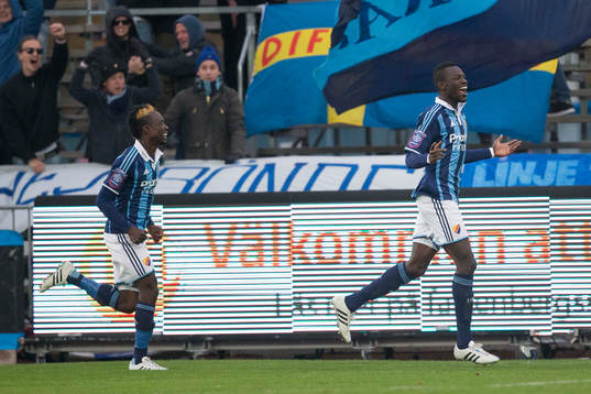 Djurgårdens Sam Johnsson och Omar Colley jublar