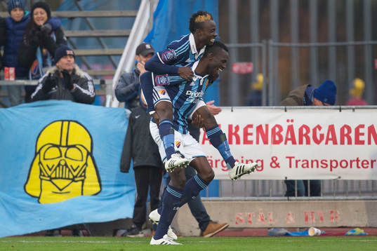 Djurgårdens Sam Johnsson och Omar Colley jublar