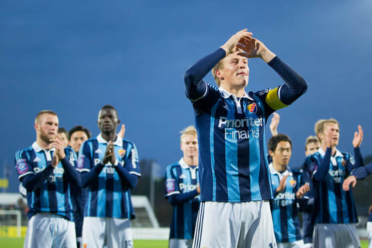Djurgårdens Emil Bergström jublar tillammans med laget