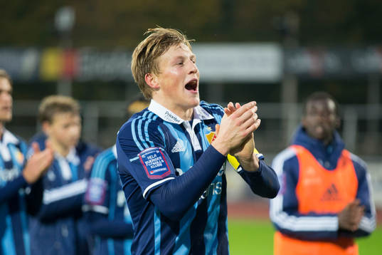 Djurgårdens Emil Bergström jublar och sjunger tillammans