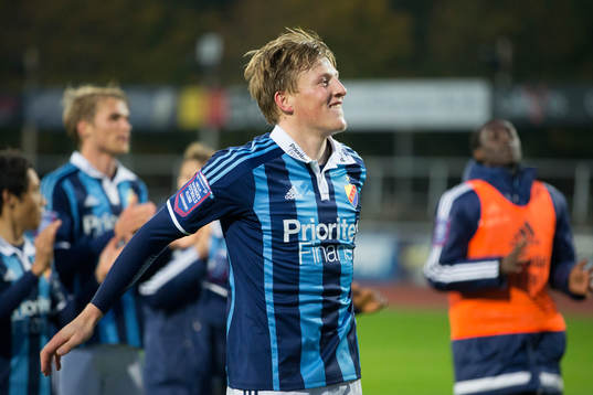 Djurgårdens Emil Bergström jublar och sjunger tillammans