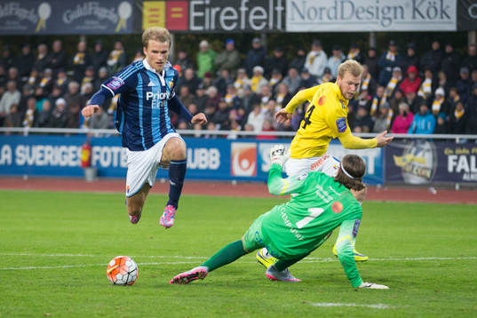 Djurgårdens Sebastian Andersson rundar Falkenbergs