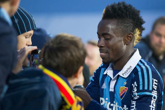 Djurgårdens Sam Johnsson skriver autografer