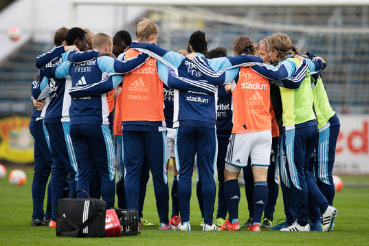 Djurgårdens spelare samlas innan match
