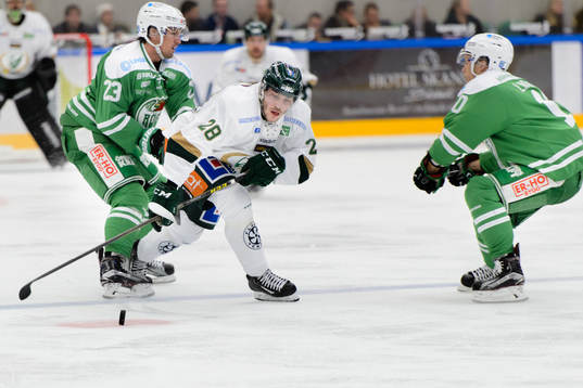 Rögles Daniel Sylwander (v) och Viktor Lindgren (h) mot