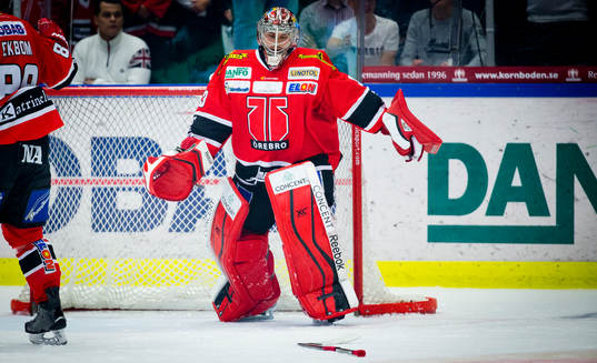 Örebros målvakt Julius Hudacek har tappat målvaktklubban