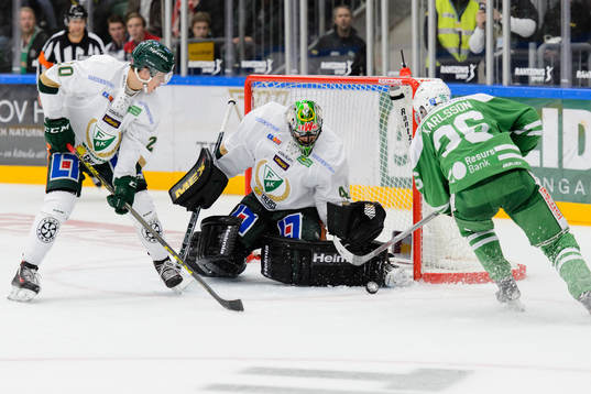 Färjestads Joel Eriksson Ek (v) och Rögles Filip Karlsson
