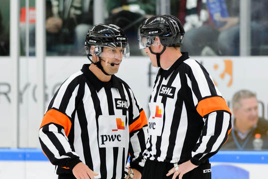 Huvuddomarna Sören Persson och Morgan Johansson samtalar