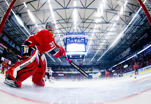 Örebros målvakt Julius Hudacek passar pucken till