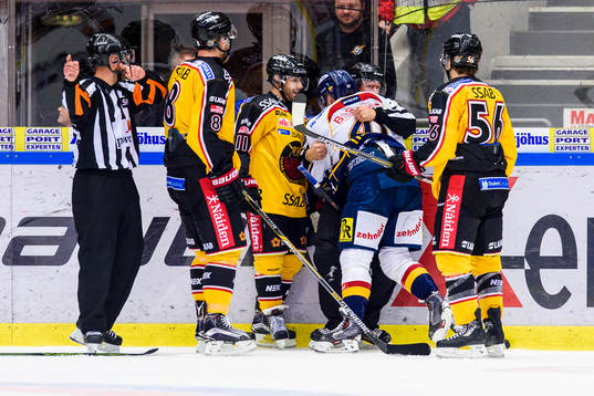 Djurgårdens Patrick Thoresen brottas med en linjeman