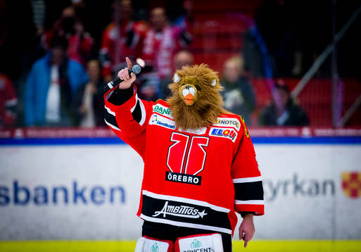 Örebros målvakt Julius Hudacek utklädd till ett djur