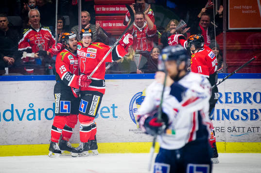 Örebros Martin Johansson gör 1-0 och jublar med Jakub
