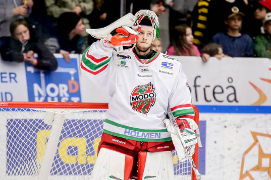 Modos målvakt Adam Reideborn deppar