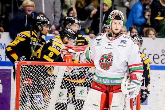 Modos målvakt Adam Reideborn deppar