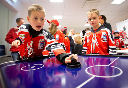 Några juniorer spelar air hockey
