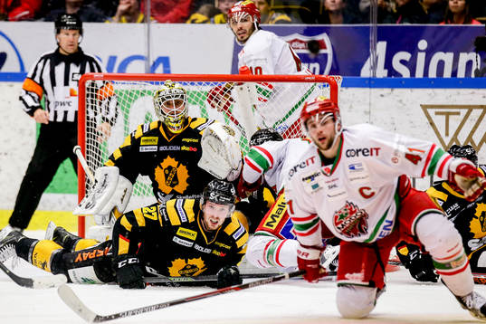 Skellefteås Martin Lundberg och målvakt Markus Svensson