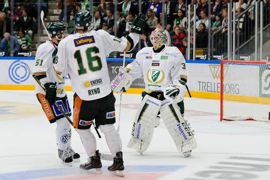 Färjestads Rickard Wallin och Johan Ryno firar med