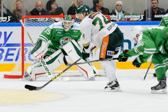Färjestads Rasmus Asplund framför Rögles målvakt Oscar