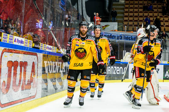 Luleås Jacob Lagacé firar segern framför ståplats