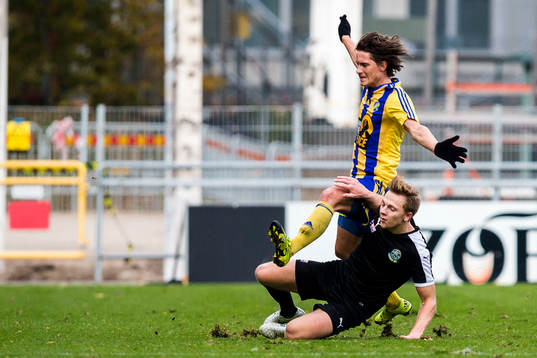 Eskilsminnes Robin Book stoppas av Lunds spelare