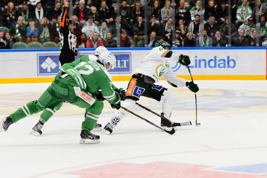 Rögles Sebastian Wännström jagar Färjestads Mikael