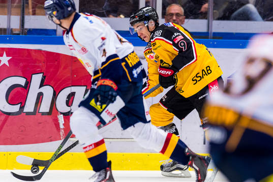 Luleås Johan Forsberg med pucken