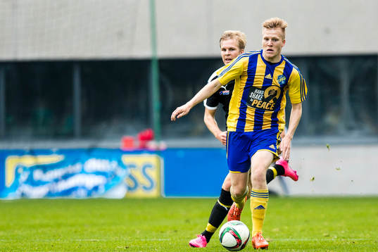 Eskilsminnes Marcus Andersson med bollen