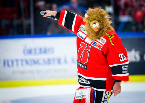 Örebros målvakt Julius Hudacek utklädd till ett djur