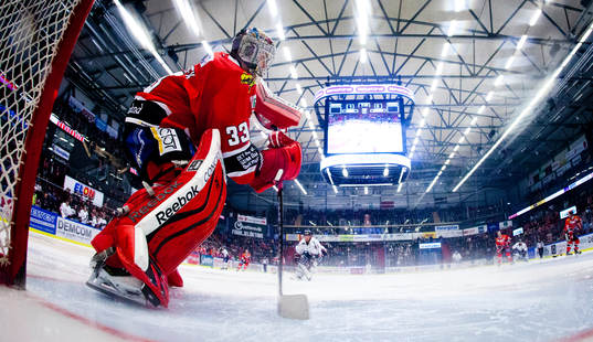 Örebros målvakt Julius Hudacek passar pucken till