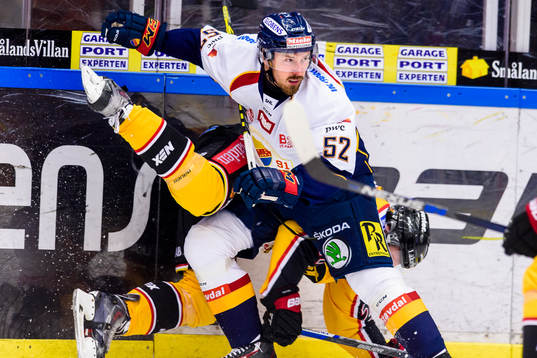 Luleås Brendan Mikkelson tacklas av Djurgårdens Mikeal