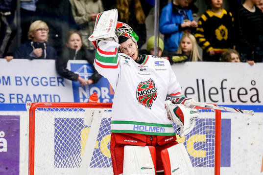 Modos målvakt Adam Reideborn deppar