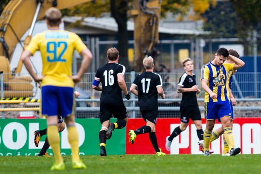 Eskilsminnes spelare deppar framför Lunds spelare som